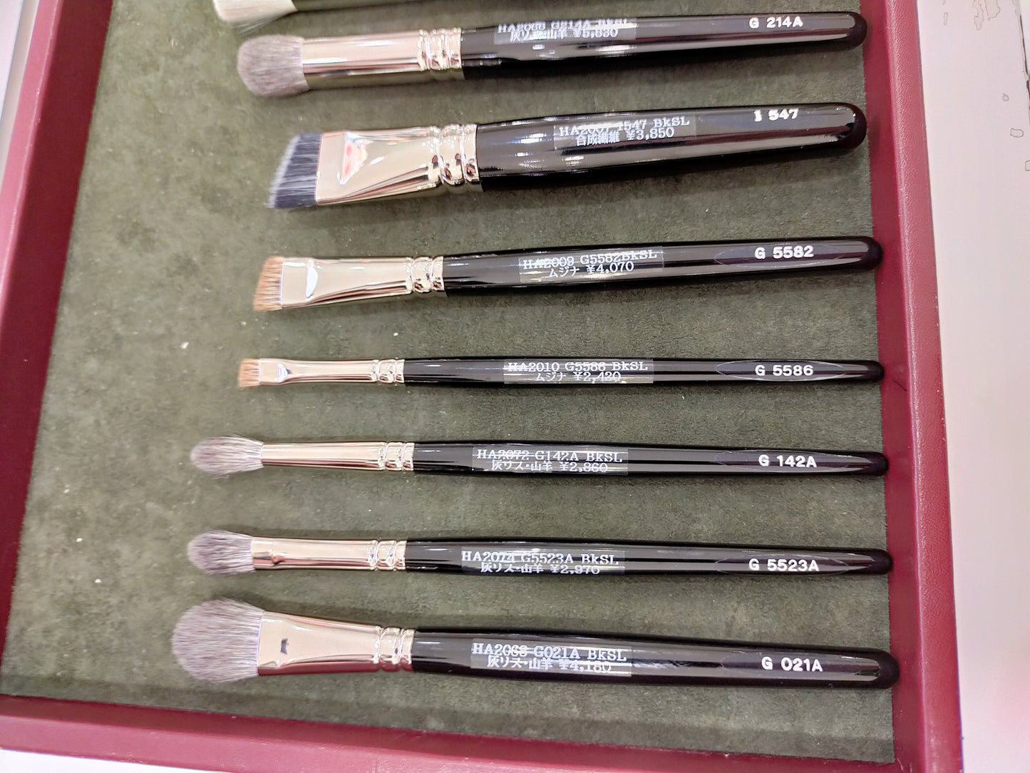 Hakuhodo G5523A Eyeshadow Brush – Flat Round (grey squirrel /goat) BkSL