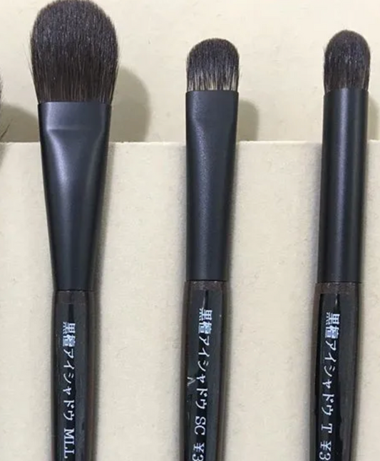 Hakuhodo G5529 and Kokutan eyeshadow (natural hair)