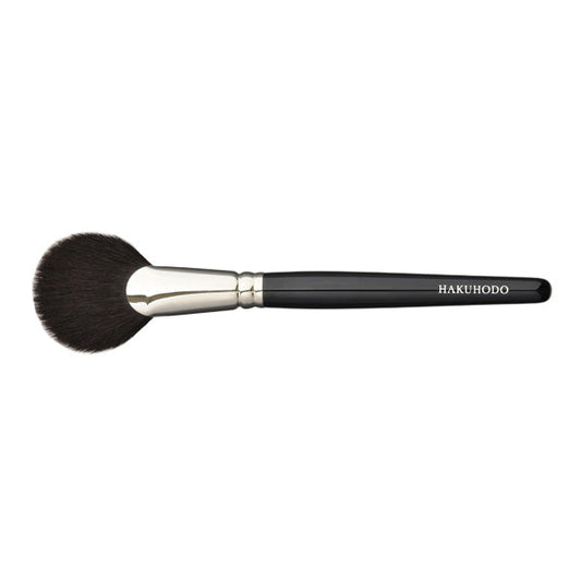 Hakuhodo F4230 Fan Brush Round  (grey squirrel) cheek brush