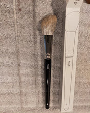 Загрузить изображение в средство просмотра галереи, Kihitsu Cheek Brush (long handle) pine squirrel/goat
