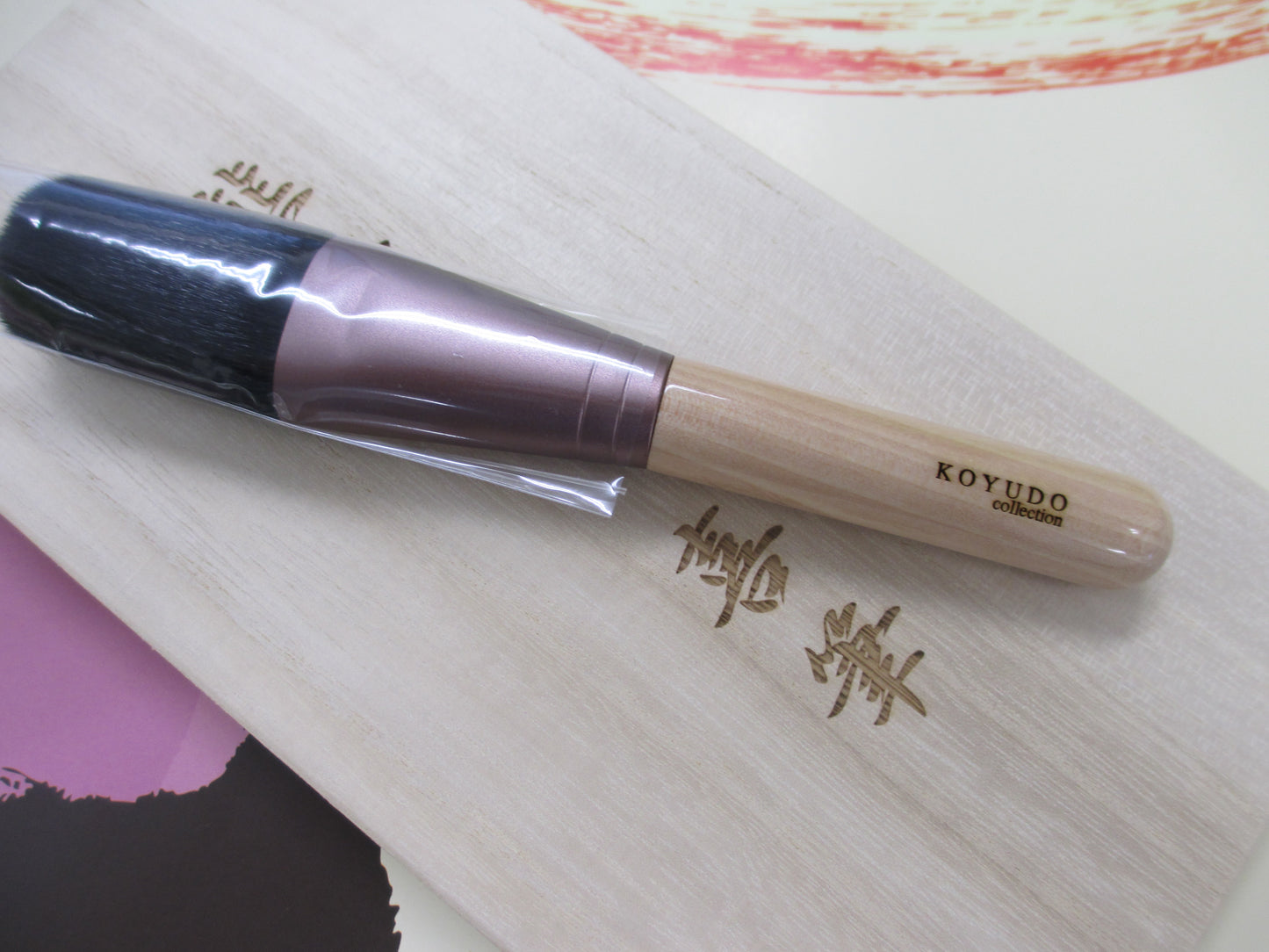 Kihitsu Limited face brush (goat) with a Paulownia Wood Box