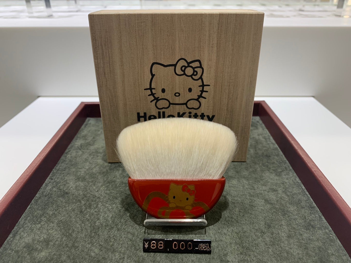 Hakuhodo Hello Kitty fan brush (goat) Wajima Laquerware