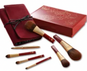 Factory outlet product (set of makeup brushes with a pouch).
