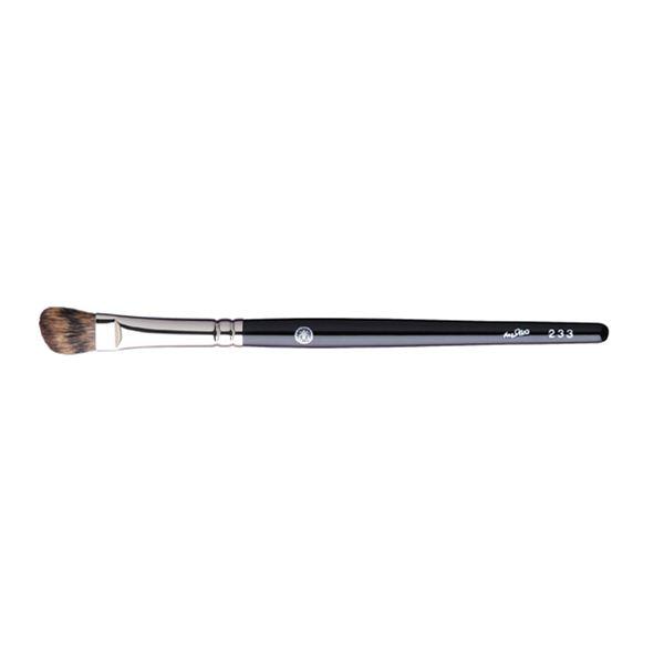 Hakuhodo 233 eyeshadow angled (pine squirrel)